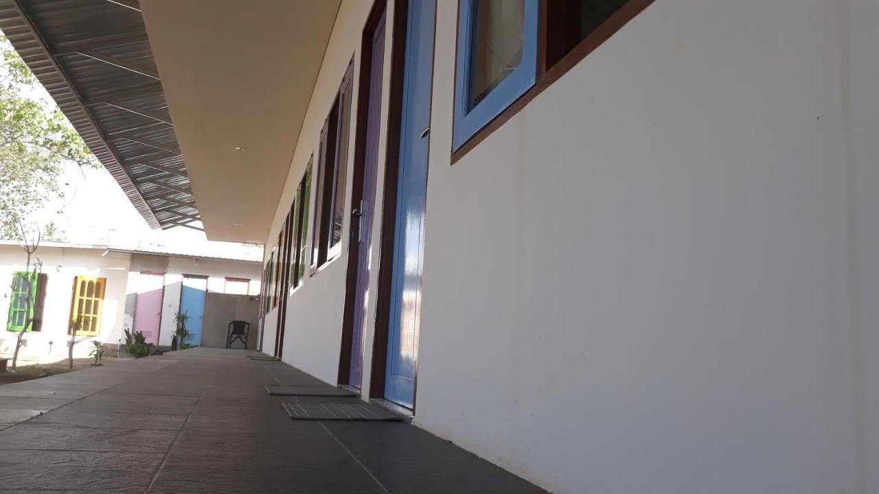 Bujang Lapuk Hostel Sekotong Luaran gambar