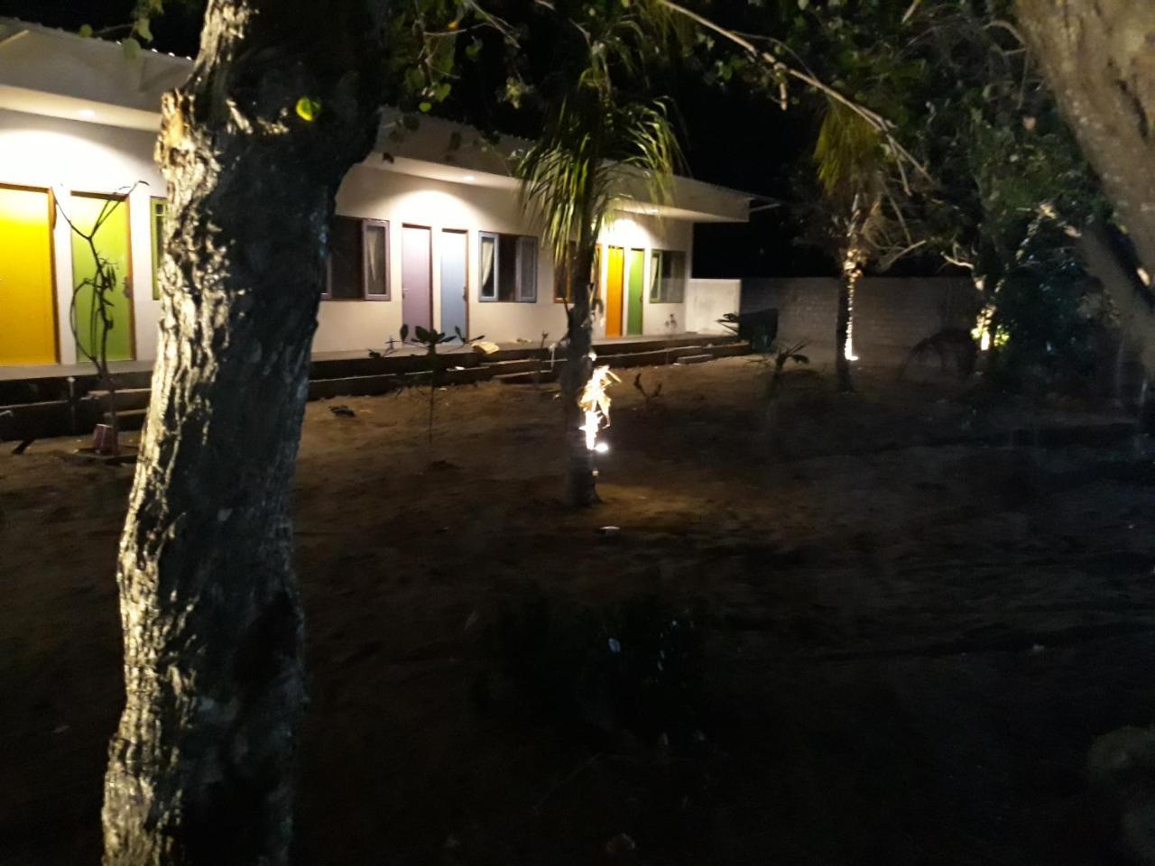 Bujang Lapuk Hostel Sekotong Luaran gambar